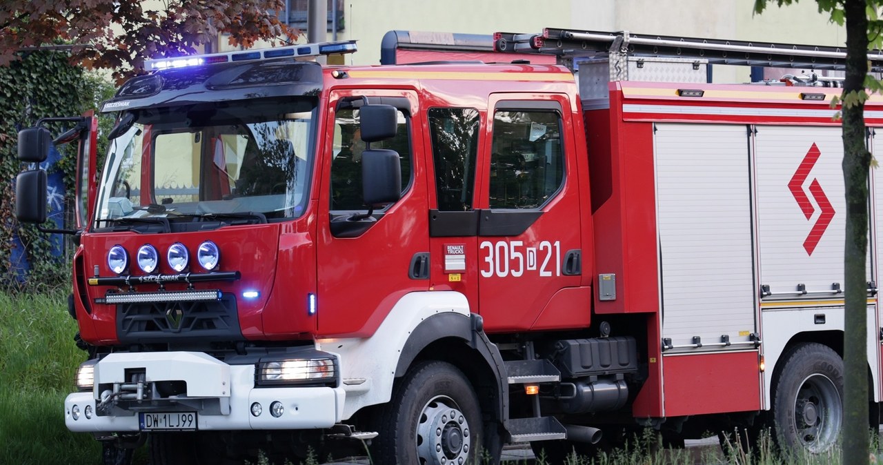 Dwulatek wpadł do rury odpływowej. Trudna akcja ratownicza