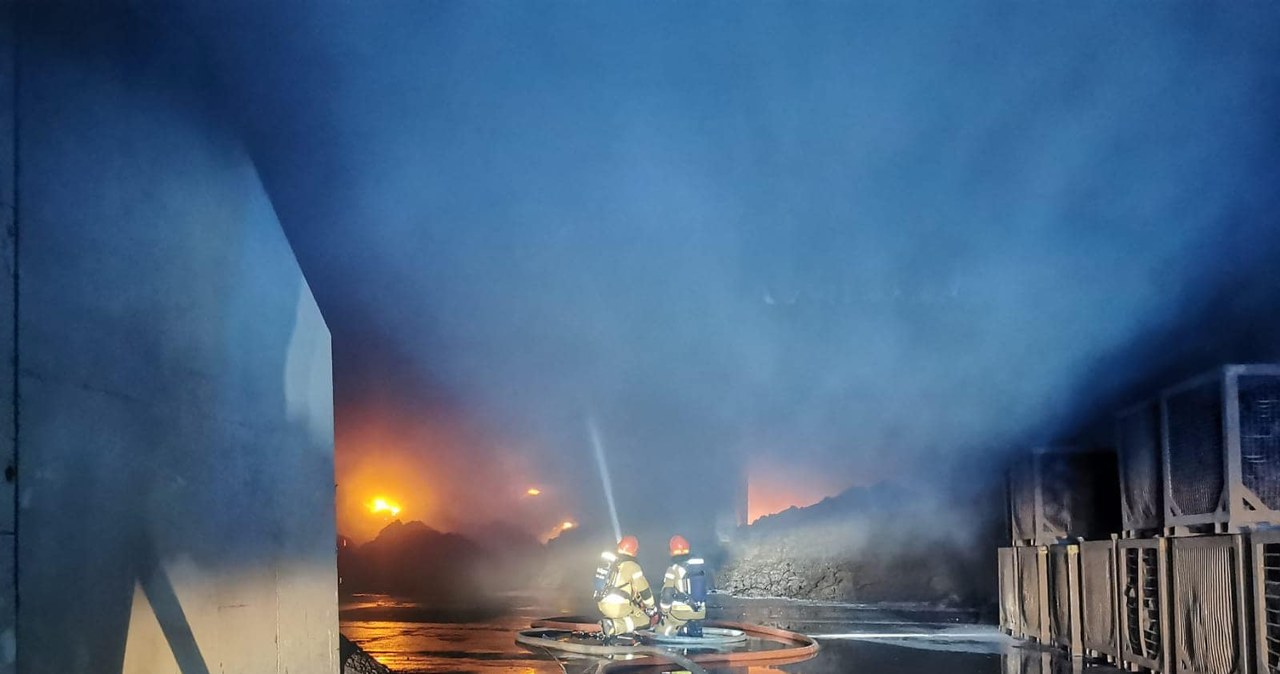 Potężny pożar hali produkcyjnej w Mikołowie