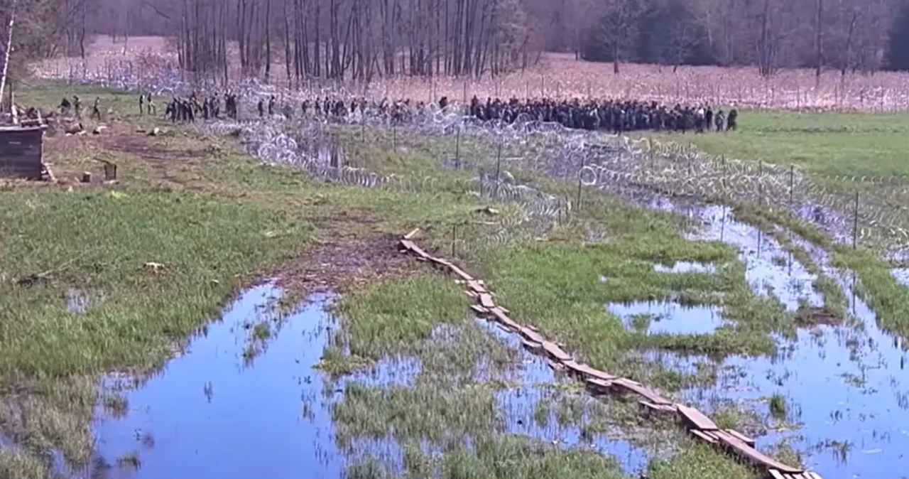 Szturm ponad 220 osób na polską granicę. Wszystko nagrały kamery
