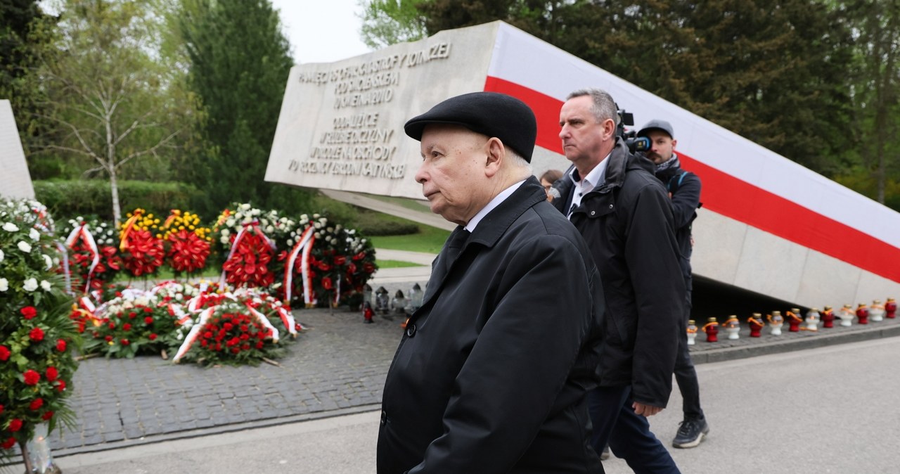Kaczyński zabrał wieniec sprzed pomnika smoleńskiego