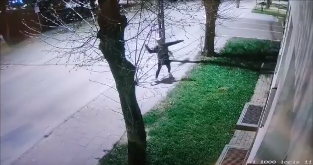 Wybił kamieniem szybę w komendzie. Teraz stanie przed sądem [NAGRANIE]