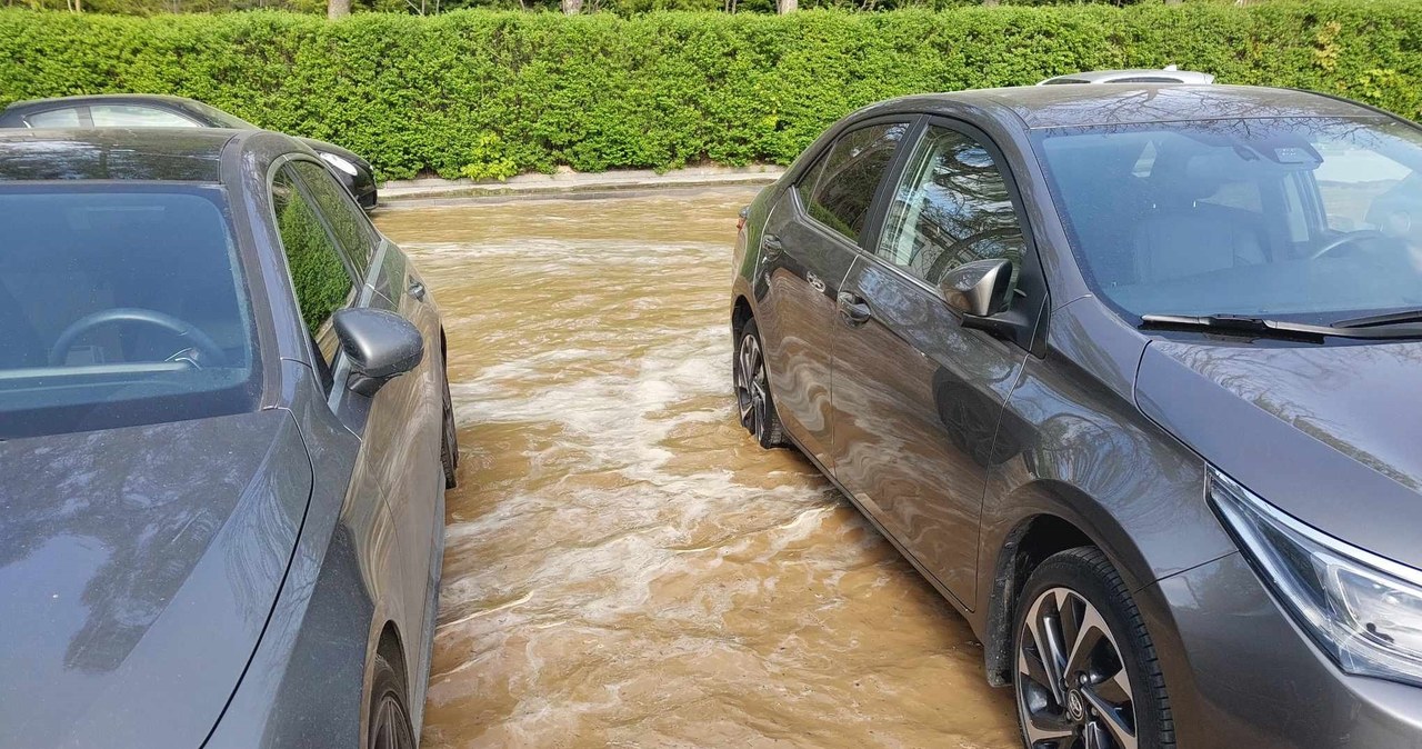 Woda zalała ul. Jarzębiny i plac budowy Kocmyrzowskiej. Uszkodzono wodociąg