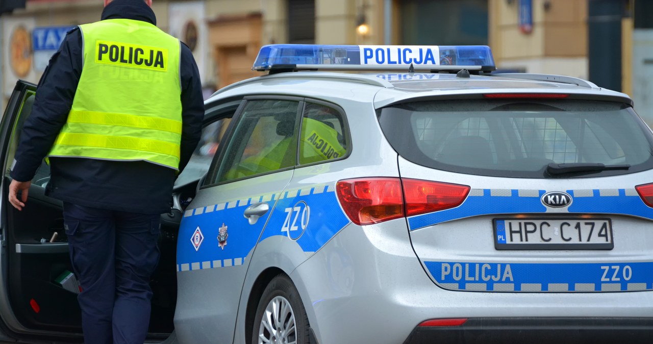 Mężczyzna z nożem wbitym w klatkę piersiową znaleziony w aucie na Ochocie