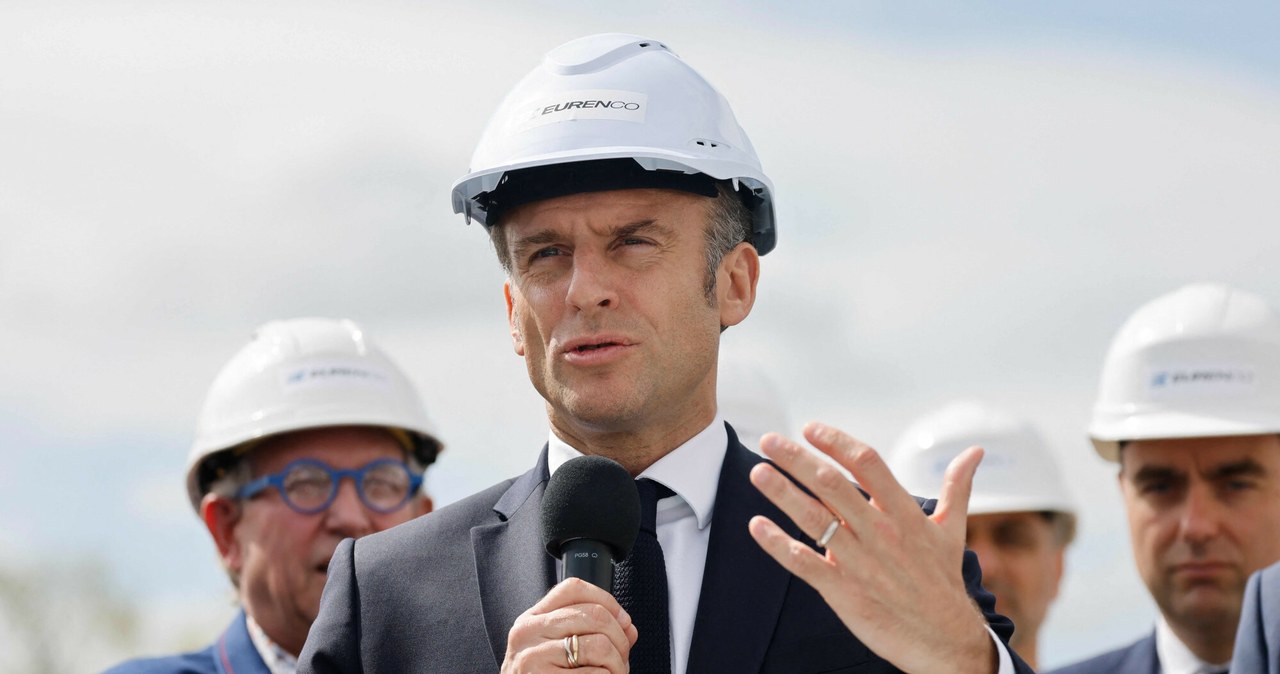 Macron w kasku i Francja przestawiająca się na tryb wojenny „to nie jest łatwy temat”