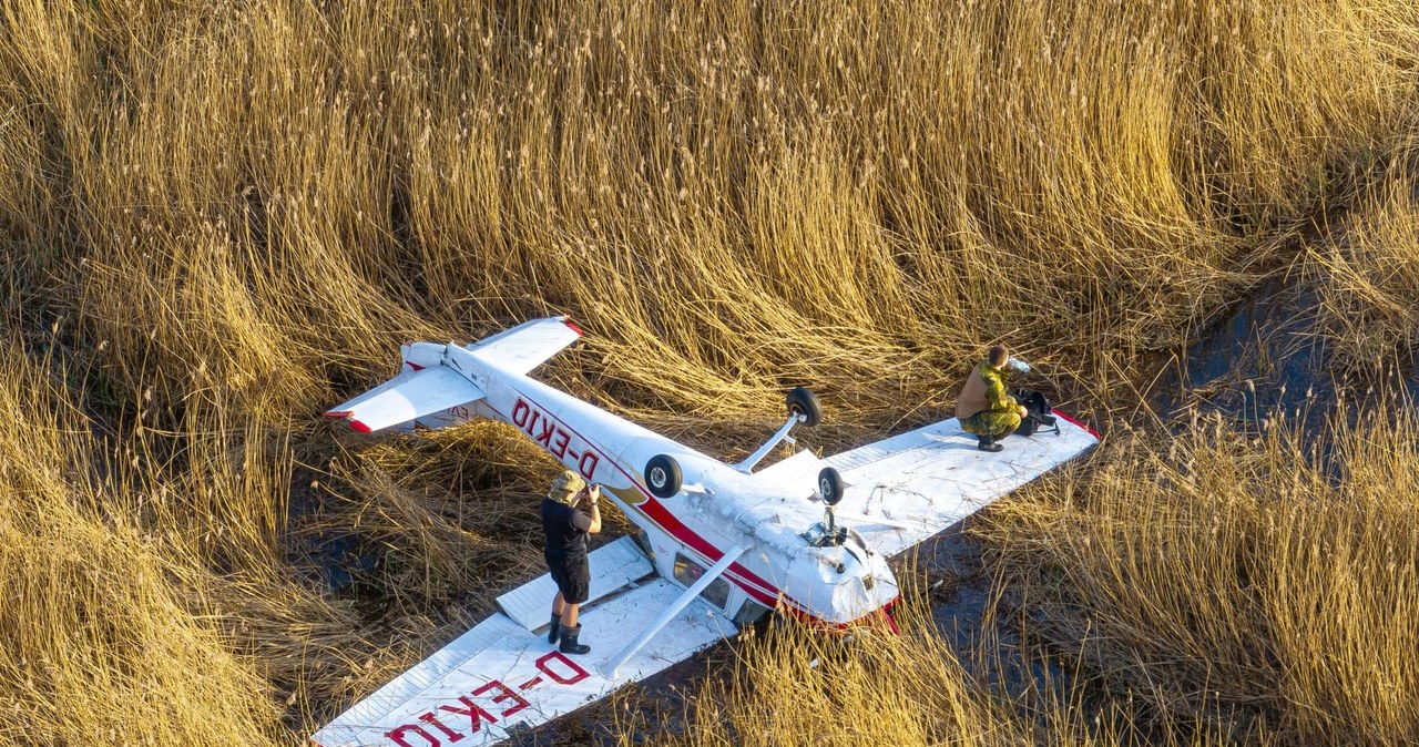 Cessna lądowała awaryjnie, ludzie organizują wycieczki. „To jest zwykły szaber”