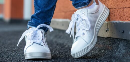 Białe buty będą jak w dniu zakupu. Wystarczy wymieszać z wodą i wyszorować