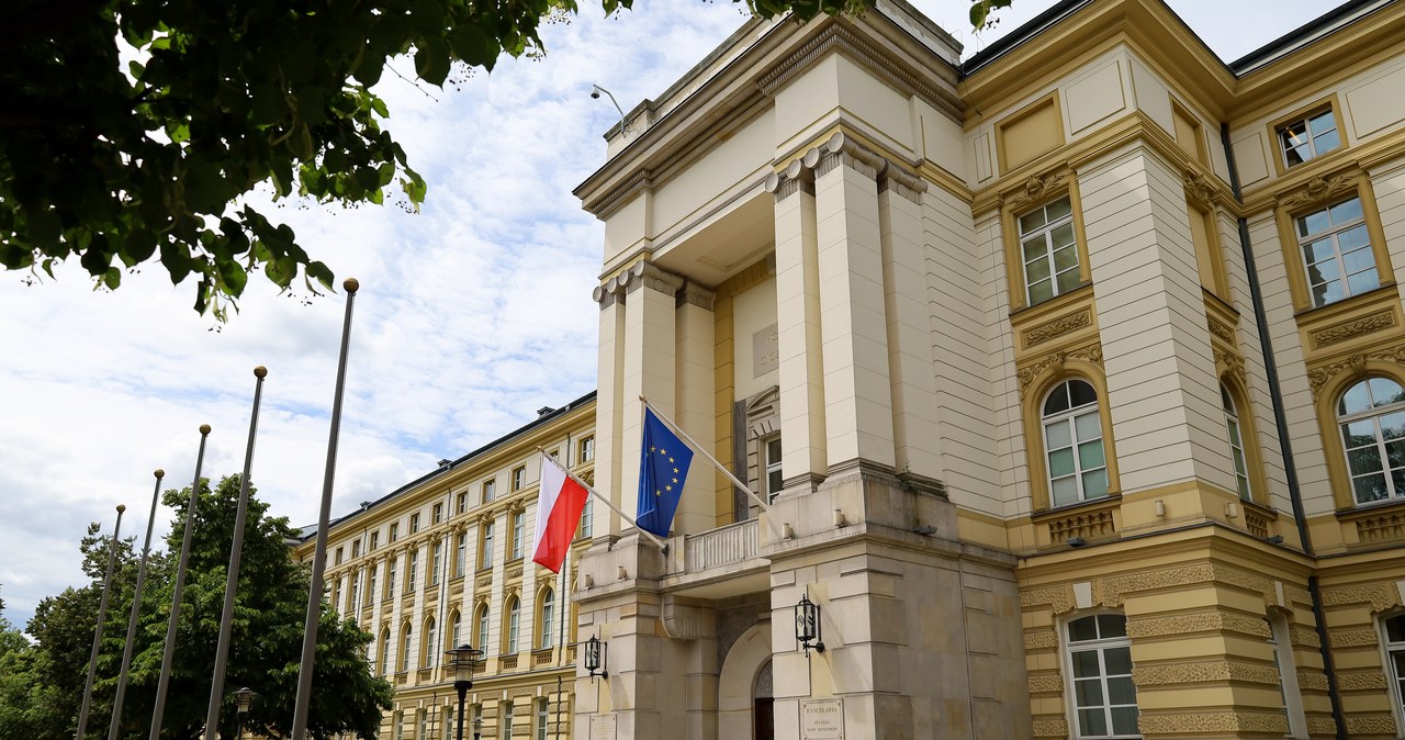 Nieznana substancja rozlana przed kancelarią premiera