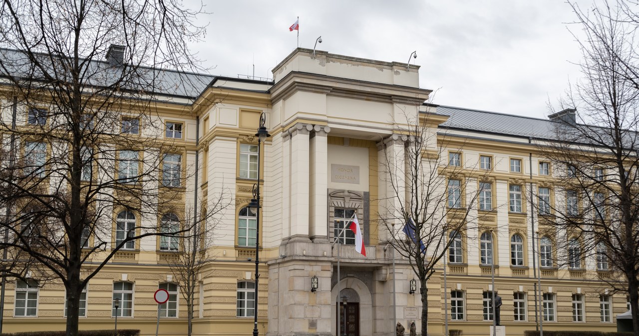 Rozlał nieznaną substancję przed kancelarią premiera. Usłyszał zarzuty