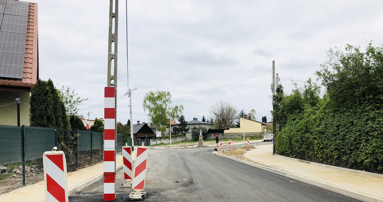 Słup z latarnią na środku ulicy. Tropimy drogowe absurdy