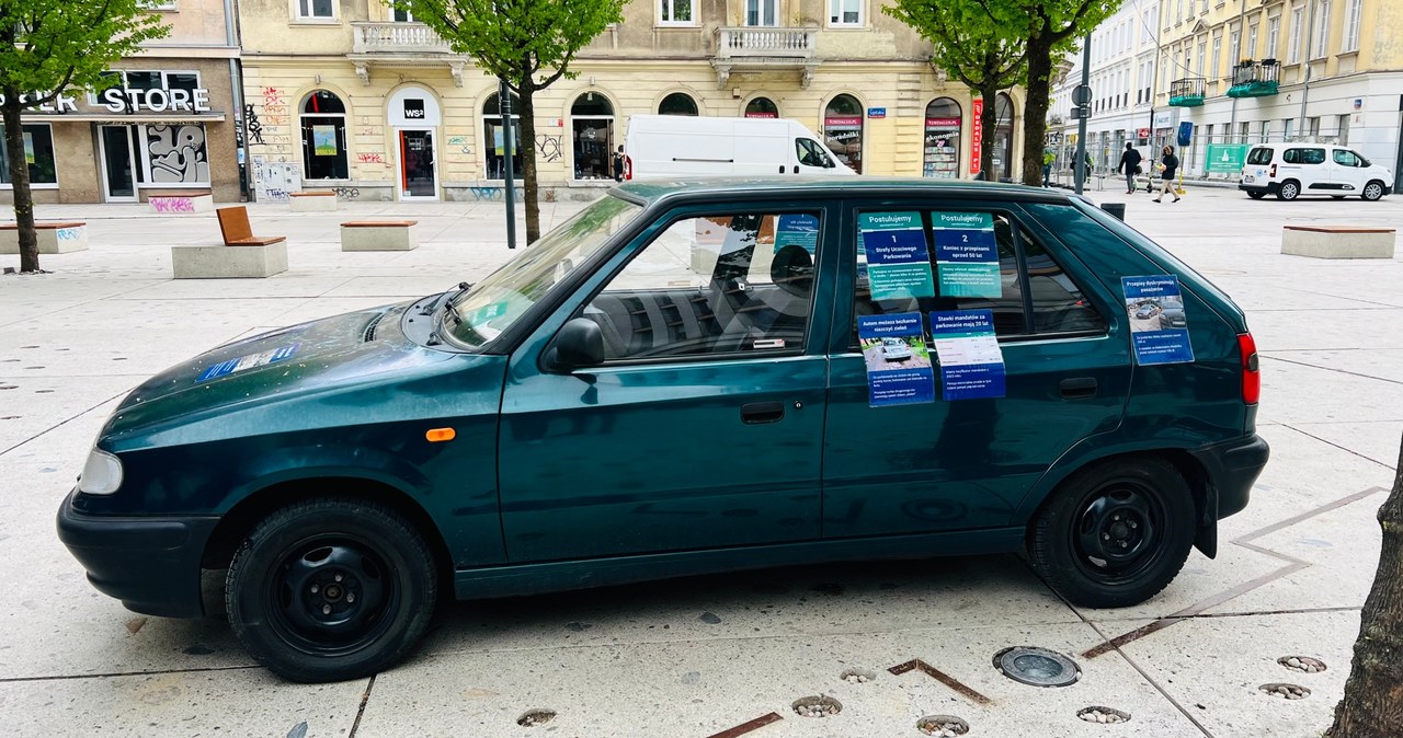 Stare auto na środku warszawskiego placu. „To walka z patologią parkowania”