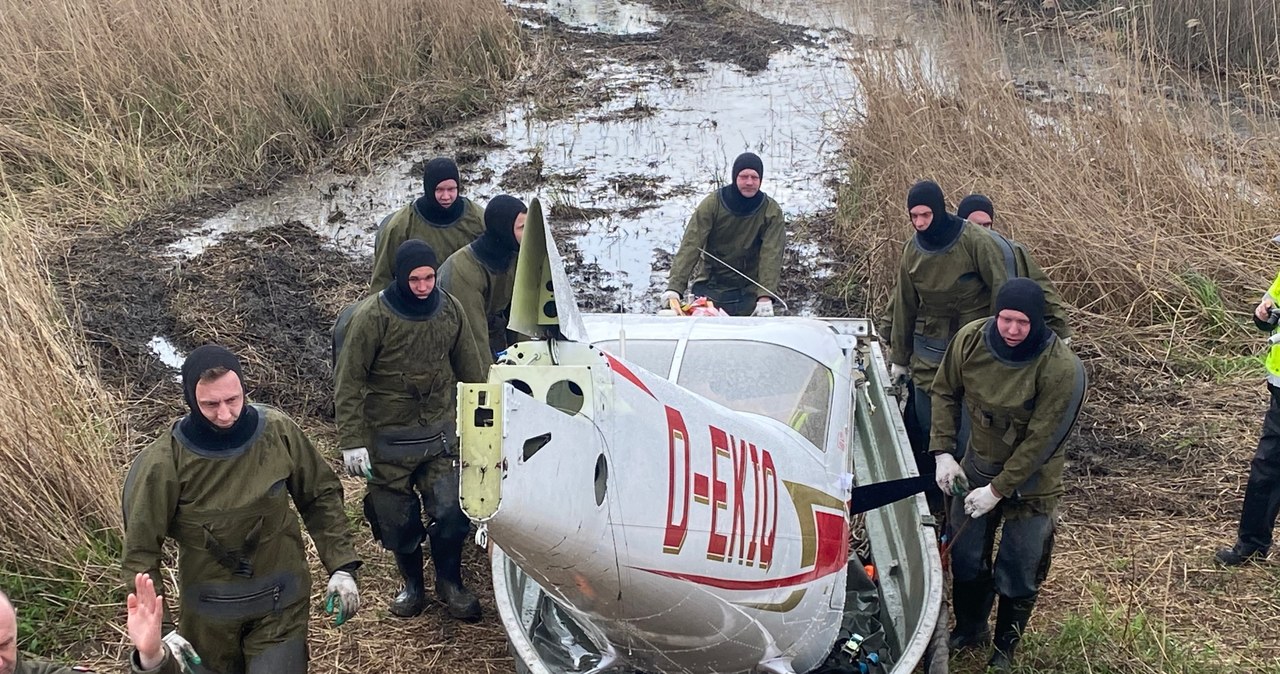 Wydobyli cessnę z podmokłego terenu w Wawrze. Akcja trwała kilka godzin