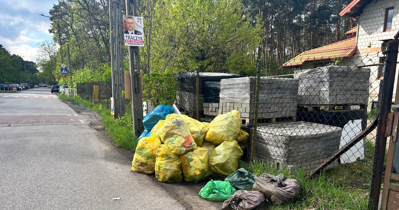 Mazowiecki Otwock jak włoski Neapol? Sterty śmieci zalegają w wiatach