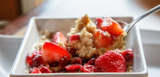Nie tylko gotowana. Pieczona owsianka z truskawkami to śniadaniowy hit