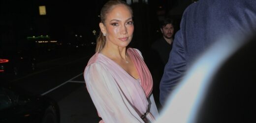 Olśniewająca Jennifer Lopez w długiej sukni. Nie wygląda na swój wiek
