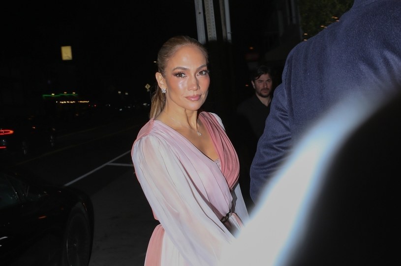 Olśniewająca Jennifer Lopez w długiej sukni. Nie wygląda na swój wiek