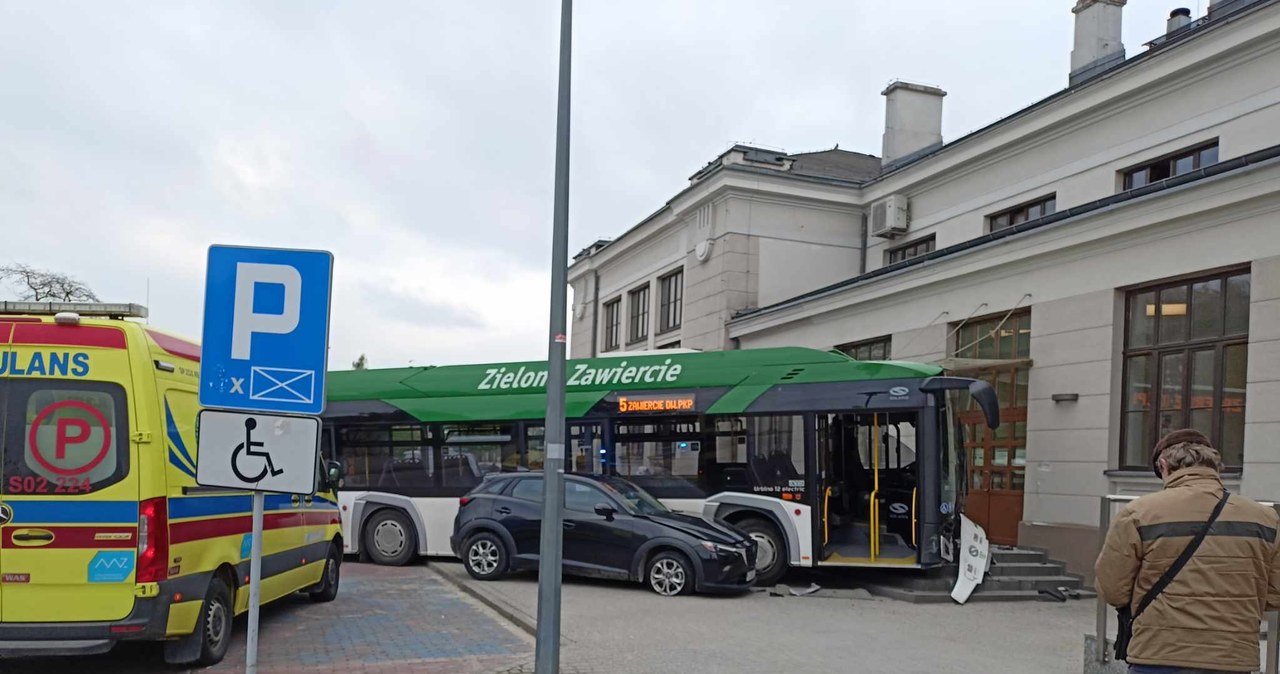 Autobus uderzył w budynek dworca w Zawierciu