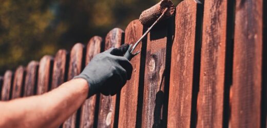 Twój płot błaga o renowację? Trzymaj się tych zasad, a zacznie wyglądać jak nowy