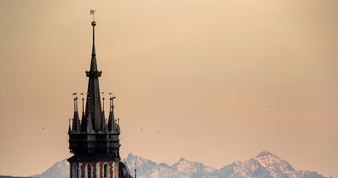 ​Wieża hejnałowa bazyliki Mariackiej w Krakowie czyszczona laserem
