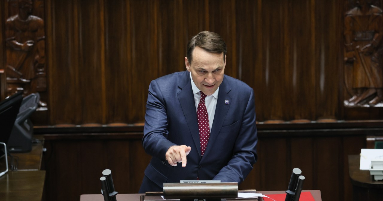 Sikorski: Putin może skończyć wojnę w Ukrainie w pięć minut