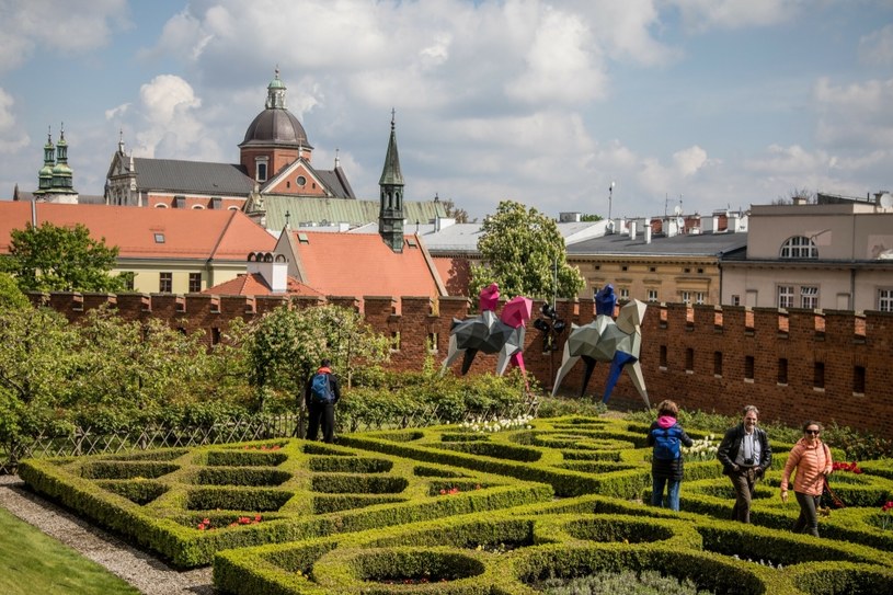 Wawel. Ogrody Królewskie znów otwarte. Turyści mogą do nich dojść tajemniczym przejściem