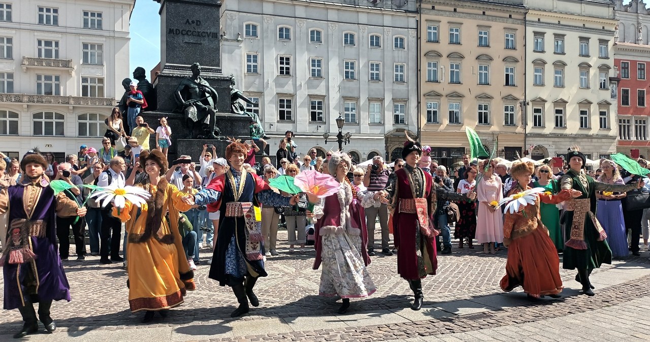 Polonez na rynku, czyli krakowskie obchody Międzynarodowego Dnia Tańca