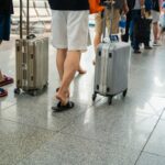 Stewardessa radzi, jaką walizkę zabrać na podróż samolotem