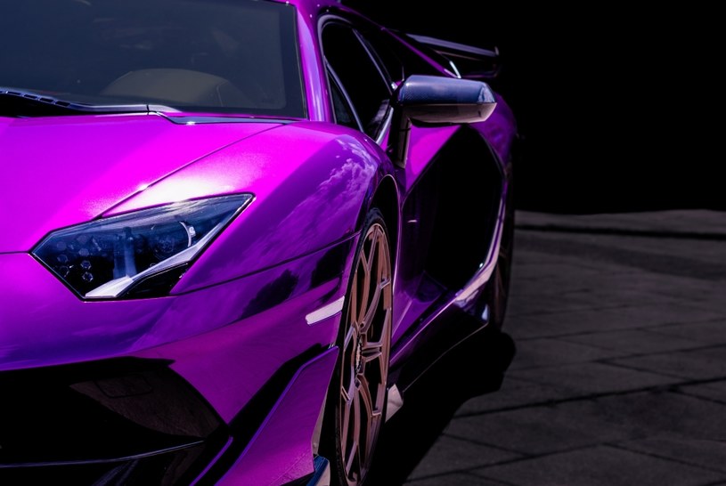 Auto w śnie – symbol wolności, kontroli czy lęku?