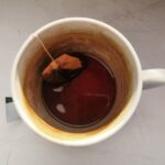 Tęczowy kożuch na herbacie. Czy napój z takim nalotem można bezpiecznie pić?