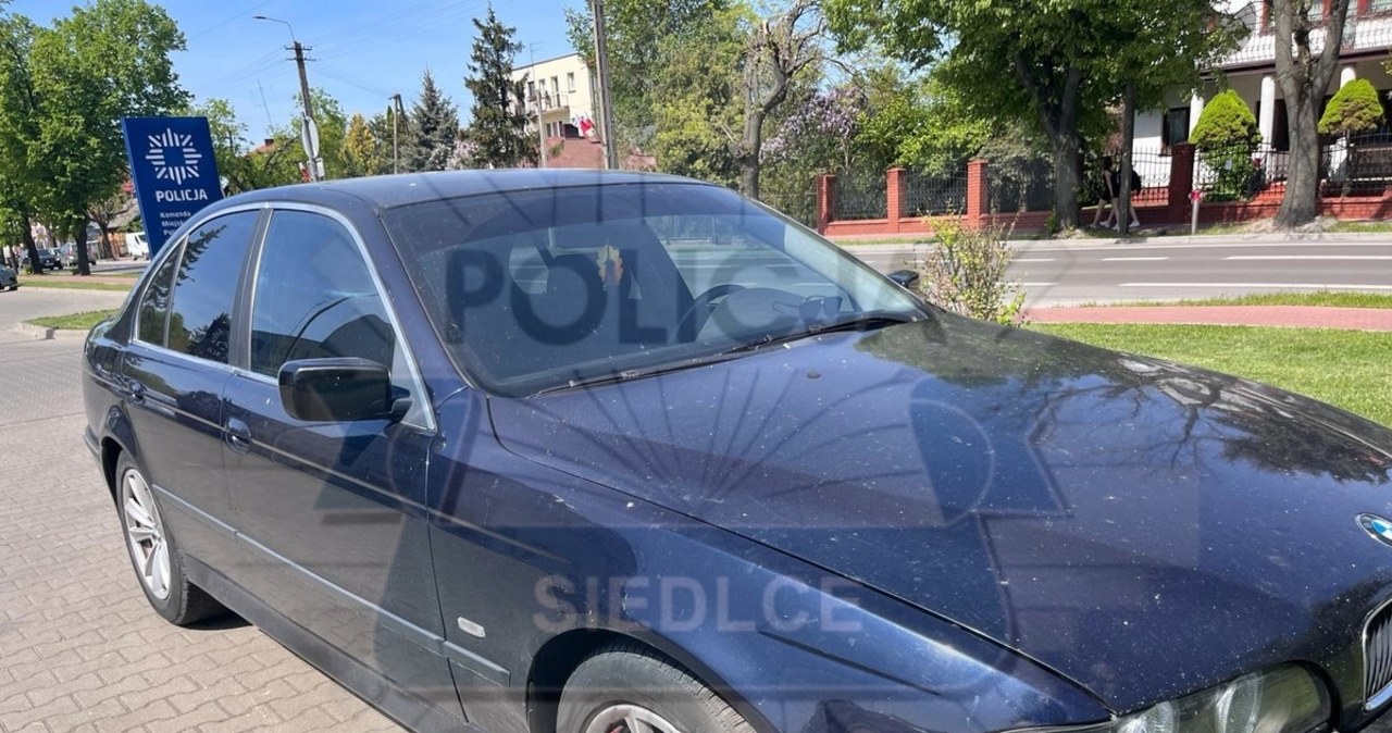 Bmw w rowie. Kierowca pijany i poszukiwany