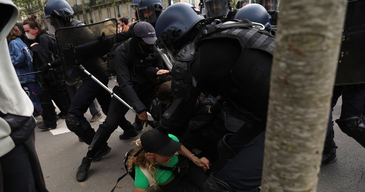 Ładunki wybuchowe kontra pałki i gaz łzawiący. Zamieszki w Paryżu