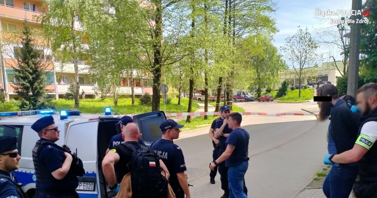 Zarzut zabójstwa dla 31-latka, który przez kilkanaście godzin stał na dachu bloku