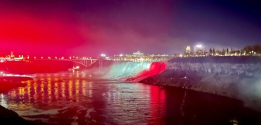 Wodospad Niagara w biało-czerwonych barwach. Wyjątkowe widowisko!