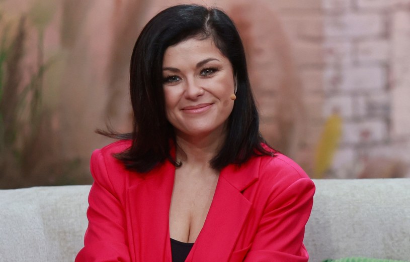 Kasia Cichopek kusi dekoltem w polu rzepaku. Fani rozpływają się w zachwytach