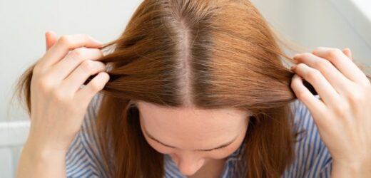 Wymieszaj z wodą i nałóż na włosy. Nie tylko je wzmocnisz, ale szybko zauważysz baby hair