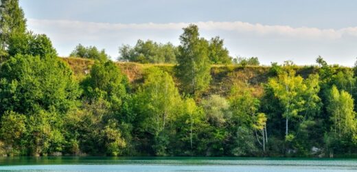 Turkusowa woda, piaszczysta plaża. Polski Balaton idealny na słoneczny weekend