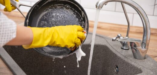Masz ten produkt w domu? W mig wyczyścisz nim metalową patelnię na błysk