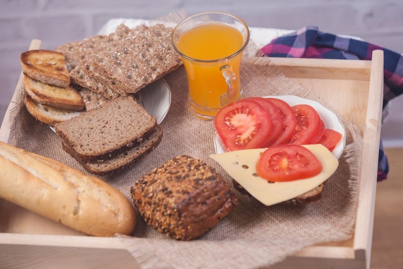 Najzdrowsze pieczywo na śniadanie. Zajadaj i obserwuj jak waga spada