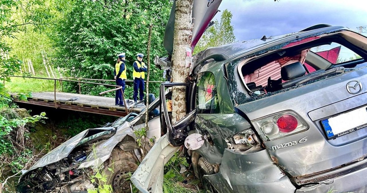 Auto owinięte wokół drzewa. Tragiczny wypadek w Warze