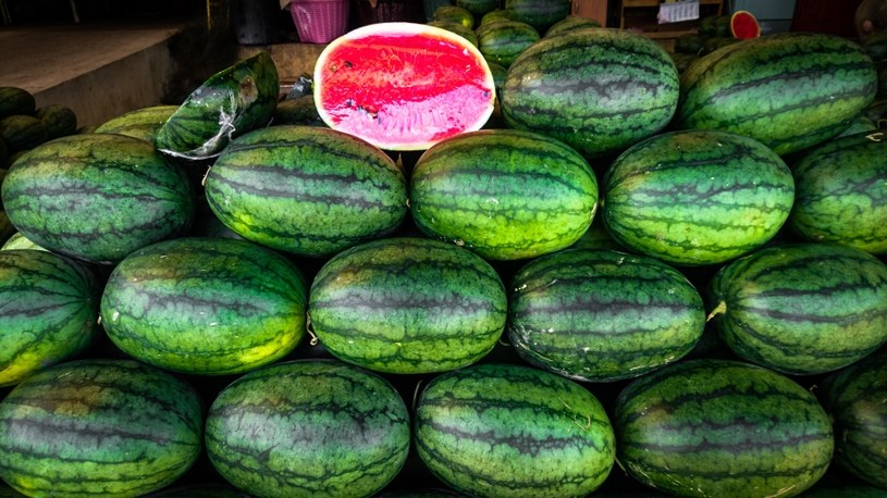 Czy w markecie przekroją nam arbuza i melona? Biedronka stawia sprawę jasno