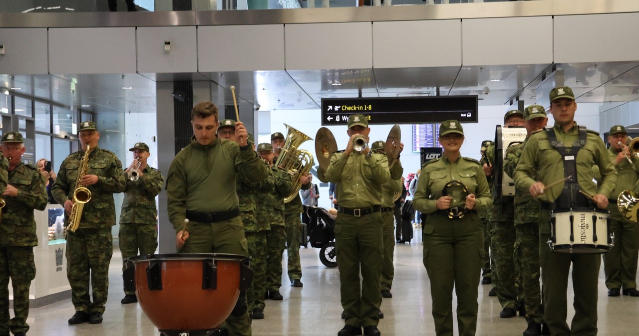 Wyjątkowy koncert orkiestry straży granicznej na lotnisku w Balicach