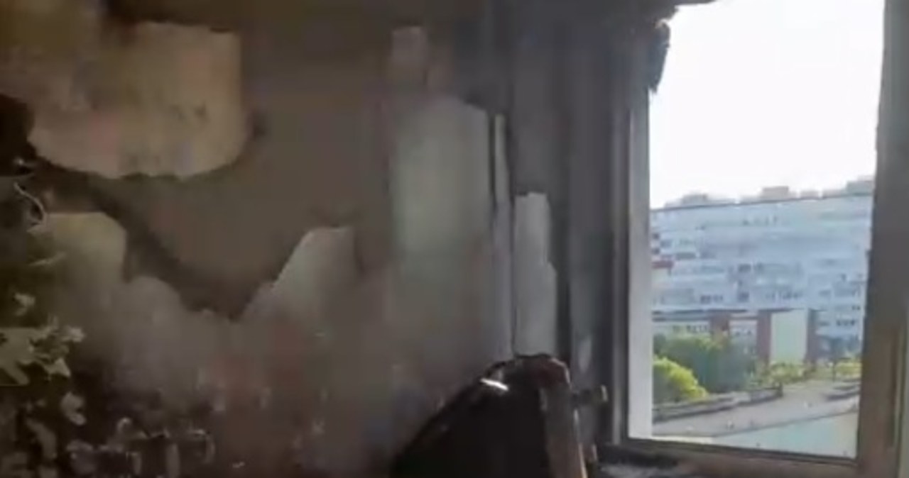 ​Policjanci wynieśli poparzoną kobietę z płonącego mieszkania na 8. piętrze