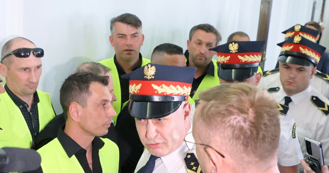 Awantura w Sejmie. Rolnicy: Zostaniemy, aż Donald Tusk się z nami nie spotka