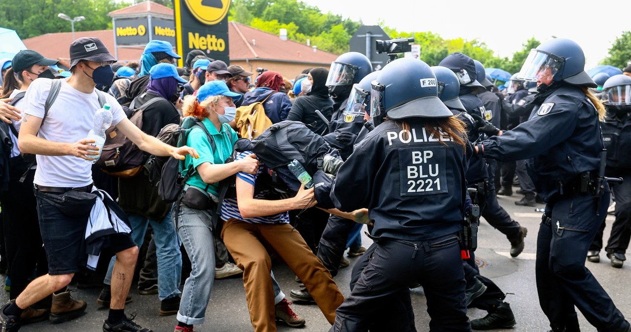 Aktywiści z domków na drzewach szturmowali fabrykę Tesli pod Berlinem