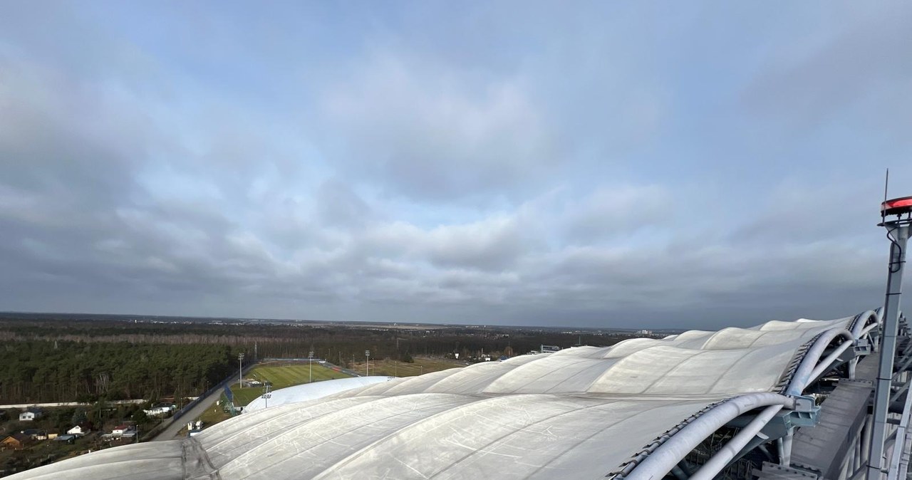Poszycie stadionu przy Bułgarskiej do czyszczenia