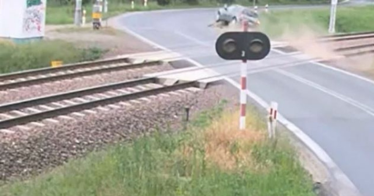Rozpędzony samochód uderzył w semafor. Kierowca był pijany [FILM]