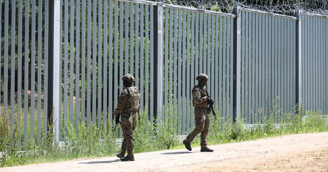 Migrant okradł żołnierza. Przełożył ręce między przęsłami zapory