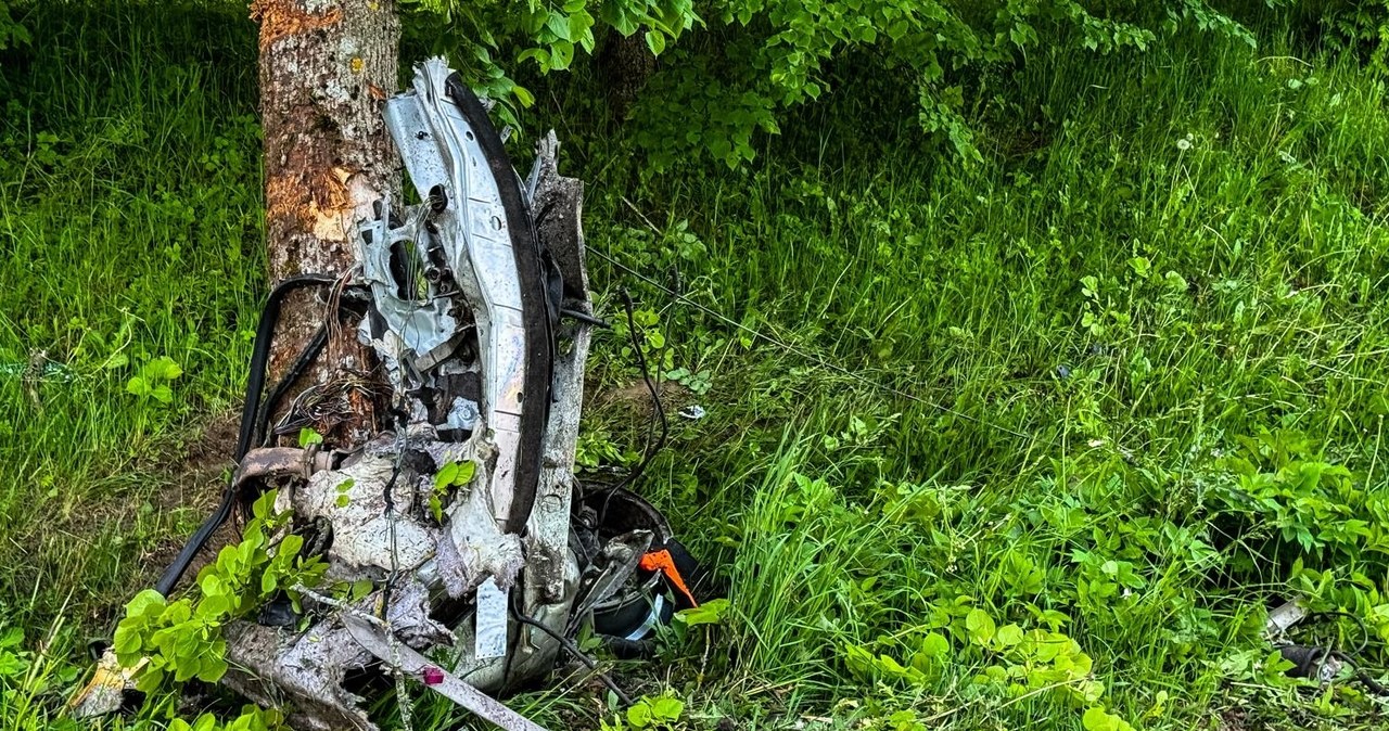 Auto rozpadło się na pół. Tragiczny wypadek koło Węgorzewa