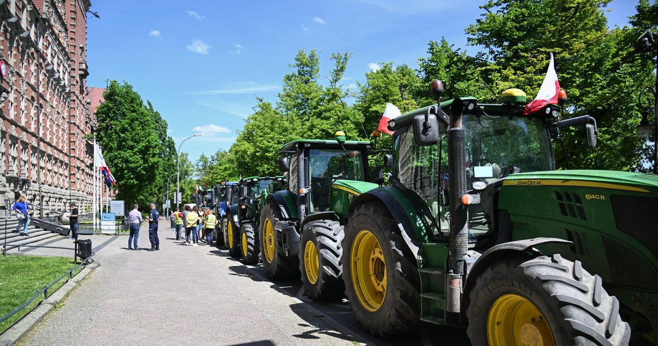 ​Traktory przed urzędem wojewódzkim w Szczecinie. Protest rolników