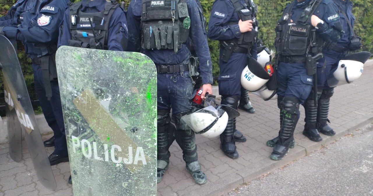 Walczyli z policją o pustostan. Zatrzymano 17 osób