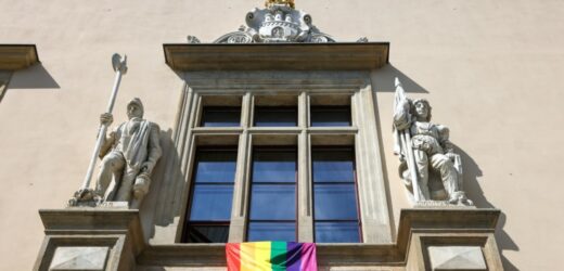 Tęczowe flagi na krakowskim magistracie. Była kurator oświaty komentuje